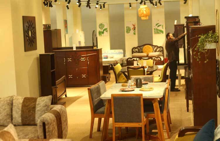 দৃষ্টিনন্দন এসব ফার্নিচার দেখতে ও কিনতে বরারবই আগ্রহী থাকেন ক্রেতারা।