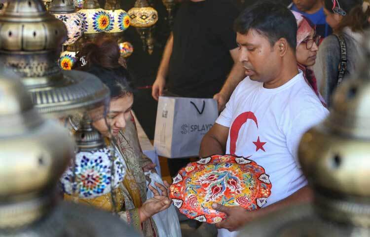 মেলায় সবচেয়ে বেশি ভিড় গৃহস্থালি সামগ্রী, শীতের পোশাক ও খাবারের স্টলে। কারণ, এসব স্টলে চলছে হরেক রকমের অফার। কর্মীরাও হাঁক-ডাকে তুলে ধরছেন নিজেদের পণ্যের কথা।