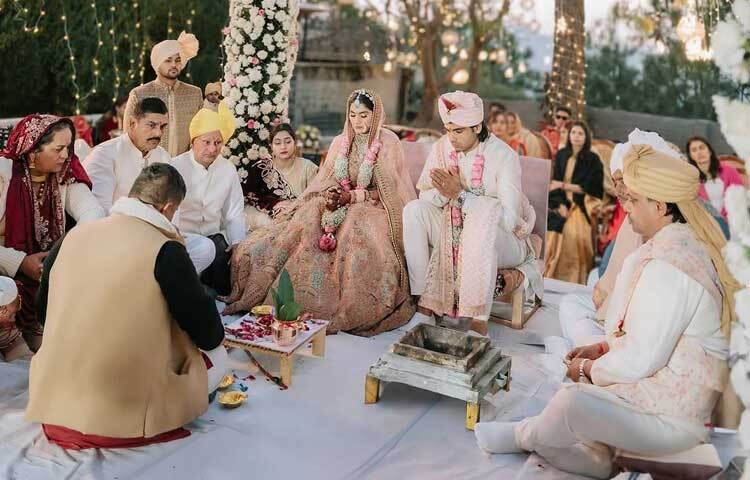 সোনার ছেলের বিয়েতে উপস্থিত ছিল দুই পরিবারের সদস্যরা। অনেকটা চুপিসারেই বিয়ে সেরেছেন এই তারকা।