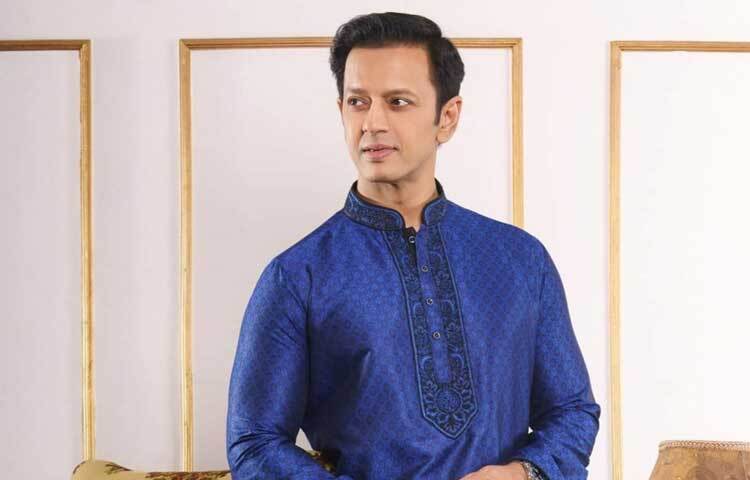 ১৯৯১ সালে বরেণ্য নির্মাতা ও অভিনেতা আফজাল হোসেনের নির্দেশনায় কোমল পানীয় স্প্রাইটের বিজ্ঞাপনের জন্য ক্যামেরার সামনে দাঁড়ান। কিন্তু সেটি প্রচার হয়নি।