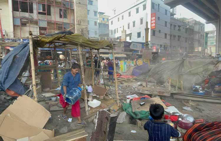 রেলওয়ের কর্মচারী, রেলওয়ে পুলিশ ও তেজগাঁও থানা পুলিশ অভিযানে সহায়তা করা হচ্ছে।