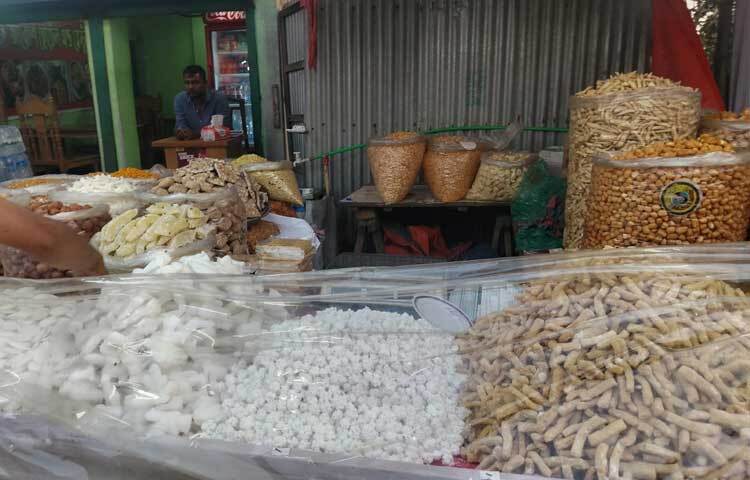 মেলার বাইরের দোকানে মিলছে বাহারি সব খাবার।
