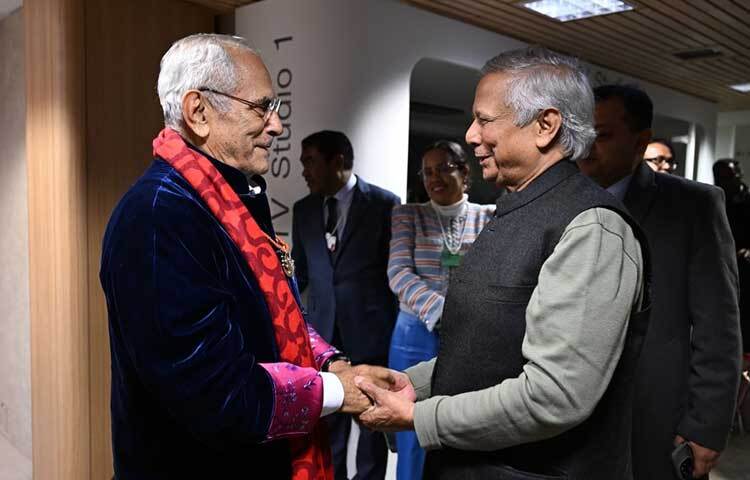 সুইজারল্যান্ডের দাভোসে ওয়ার্ল্ড ইকোনমিক ফোরাম সম্মেলনের সাইডলাইনে তিমোর-লেসতের রাষ্ট্রপতি হোসে রামোস-হোর্তার সঙ্গে সাক্ষাৎ করেছেন অন্তর্বর্তী সরকারের প্রধান উপদেষ্টা অধ্যাপক মুহাম্মদ ইউনূস। সাক্ষাৎকালে তাদের মধ্যে দুই দেশের স্বার্থসংশ্লিষ্ট বিভিন্ন বিষয় নিয়ে আলোচনা হয়।