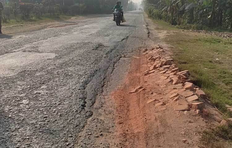 এ বিষয়ে ফরিদপুর সড়ক ও জনপথ বিভাগের নির্বাহী প্রকৌশলী খালিদ সাইফুল্লাহ্ সরদার বলেন, চার লেনের প্রকল্পের কাজ শুরু হবে। জমি অধিগ্রহণের কাজ চলছে। কিছু সংস্কার করে সড়কটিকে যান চলাচলের উপযোগী করা হচ্ছে।