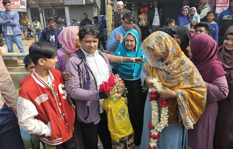 মুক্তি পাওয়া কারাবন্দীদের ফুলের মালা দিয়ে বরণ করে নিচ্ছেন প্রিয়জনরা।