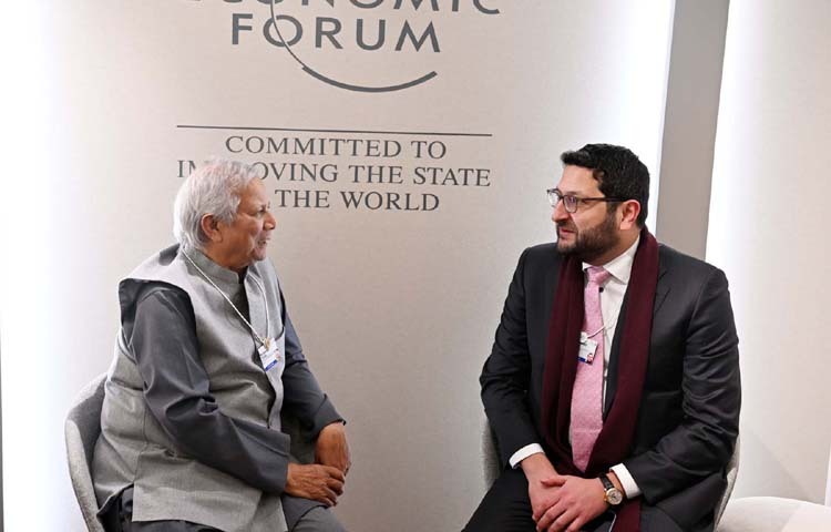 বিশ্ব অর্থনৈতিক ফোরামের বার্ষিক সভার সাইডলাইনে প্রধান উপদেষ্টা প্রফেসর মুহাম্মদ ইউনূসের সাথে গতকাল সুইজারল্যান্ডের ডাভোসে কংগ্রেস সেন্টারে এনগ্রো কর্পোরেশন লিমিটেডের ভাইস চেয়ারম্যান ও চিফ এক্সিকিউটিভ অফিসার আবদুল সামাদ দাউদ সাক্ষাৎ করেন। ছবি: পিআইডি