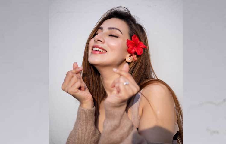 ক্যাপশনে লিখেছেন, ‘সূর্য চুম্বন এবং উজ্জ্বল উজ্জ্বল, দিন জয় করতে প্রস্তুত’।