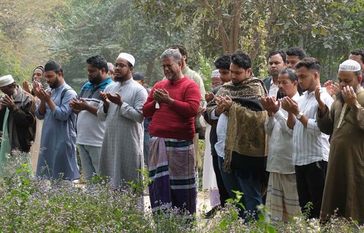 তথ্য ও সম্প্রচার উপদেষ্টা মো. নাহিদ ইসলাম আজ ঢাকায় রায়েরবাজারে জুলাই গণ-অভ্যুত্থানে শহীদদের কবর জিয়ারত করেন। ছবি: পিআইডি
