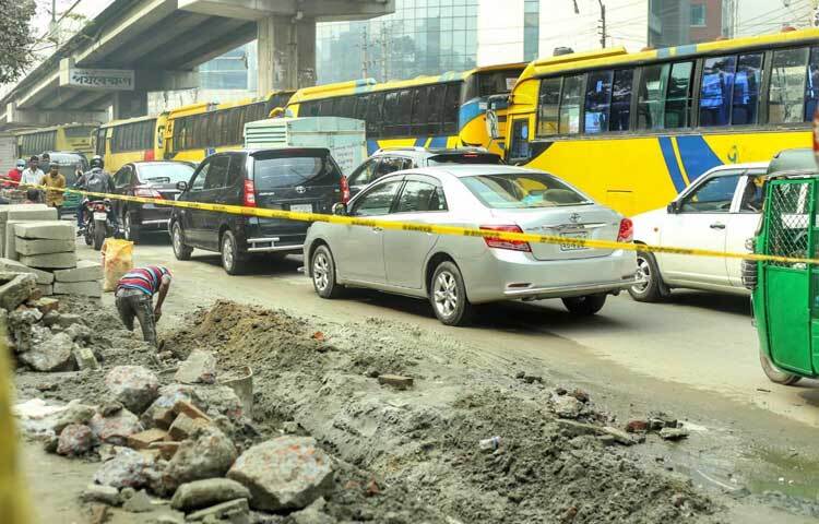 শুধু এই সড়কেই নয়, খোঁড়াখুঁড়ি চলছে রাজধানীর বিভিন্ন সড়কে।