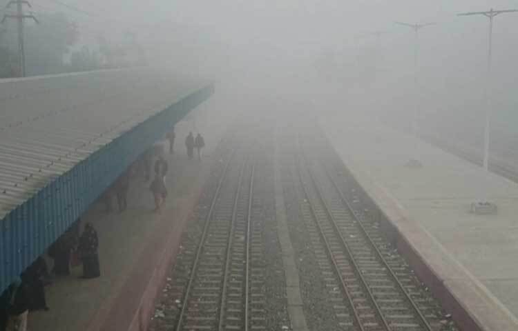 জরুরি কাজ ছাড়া বাড়ি থেকে কেউ বের হচ্ছেন না।