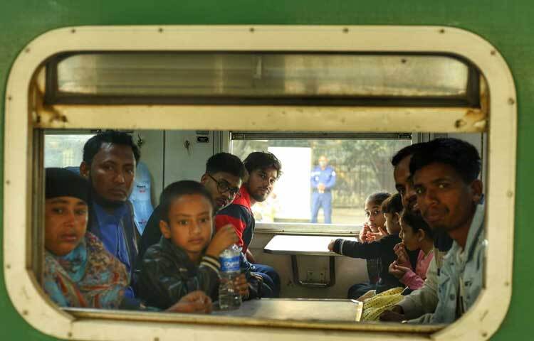 ট্রেন ছাড়ার অপেক্ষায় বসে আছে যাত্রীরা।