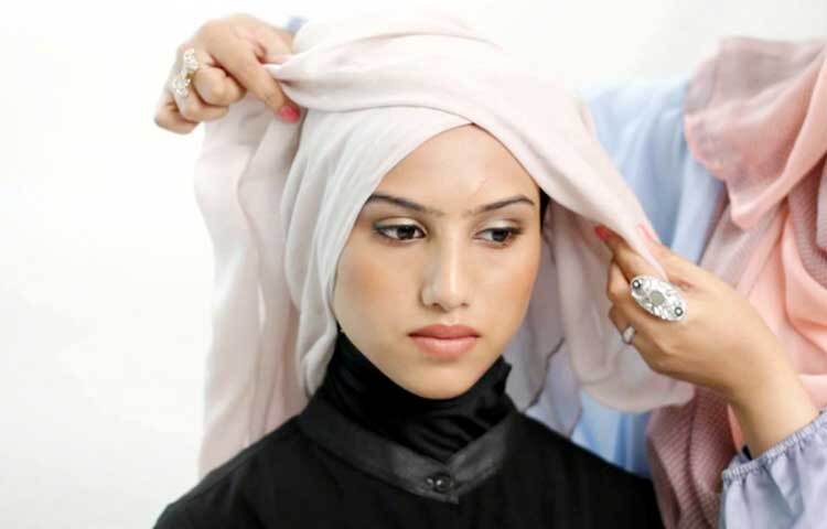 যুক্তরাষ্ট্রের নিউইয়র্ক শহরের বাসিন্দা নাজমা খান ২০১৩ সালের ১ ফেব্রুয়ারি প্রথম বিশ্ব হিজাব দিবস শুরু করেন। তিনি সব ধর্মের নারীদের একদিনের জন্য হিজাবের অভিজ্ঞতা অর্জনের মাধ্যমে ধর্মীয় সহনশীলতা এবং বোঝাপড়া বাড়ানোর উদ্দেশ্যে এটি শুরু করেছিলেন।