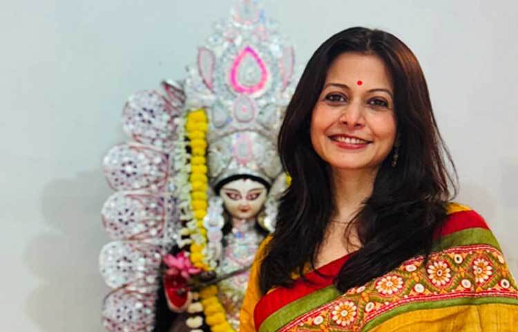 সাধারণ সাজে অপরূপ নায়িকা।