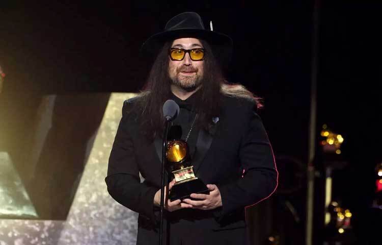 গত বছর এআই প্রযুক্তির সাহায্যে মুক্তি পায় আলোচিত ব্রিটিশ ব্যান্ডটির নতুন গান ‘নাউ অ্যান্ড দেন’। এ গানটির জন্য বেস্ট রক পারফরম্যান্স পুরস্কার জিতেছে ব্যান্ডটি।