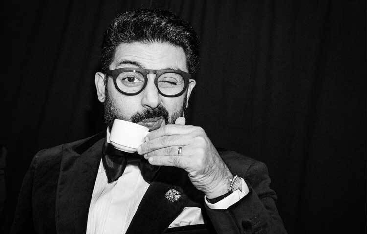 তিনি যুবা (২০০৪), সরকার (২০০৫) ও কভি আলবিদা না কেহনা (২০০৬) চলচ্চিত্রে অনবদ্য অভিনয়ের জন্য পরপর তিন বছর সেরা পার্শ্ব অভিনেতা বিভাগে ফিল্মফেয়ার পুরস্কার জেতেন।