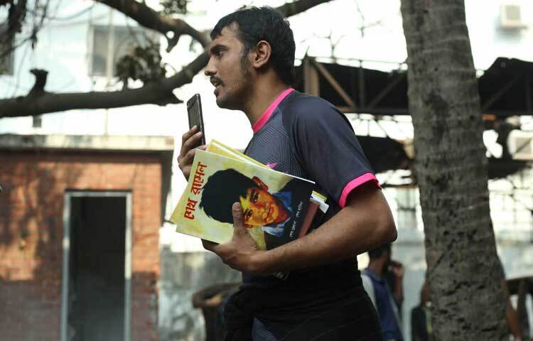 অনেকে শেখ মুজিব ও তার পরিবার নিয়ে লেখা বই নিয়ে যাচ্ছেন।