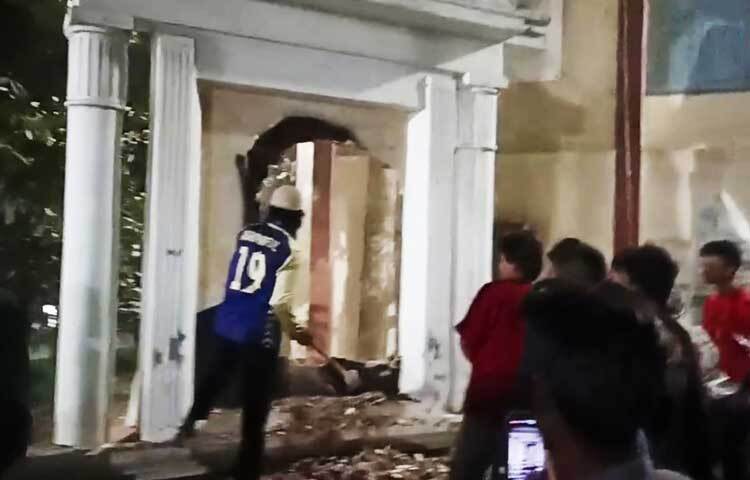 মিরসরাই বৈষম্যবিরোধী ছাত্র প্রতিনিধি আসিফ বলেন, মিরসরাই উপজেলা পরিষদ চত্বরে স্থাপিত শেখ মজিবুর রহমানের ম্যুরাল বৈষম্যবিরোধী ছাত্র-জনতা, জাতীয় নাগরিক কমিটির সদস্যসহ বিভিন্ন রাজনৈতিক সংগঠনের কর্মীদের সমন্বয়ে ভাঙচুর করা হয়েছে। আমরা ফ্যাসিবাদের কোনো চিহ্ন বাংলার মাটিতে রাখবো না।