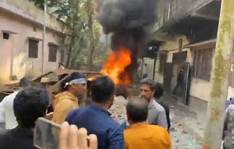 আওয়ামী লীগের সাধারণ সম্পাদক ও সাবেক সেতুমন্ত্রী ওবায়দুল কাদেরের নোয়াখালীর কোম্পানীগঞ্জের বাড়িতে হামলা চালিয়ে ভাঙচুর, লুটপাট ও অগ্নিসংযোগ করেছে ছাত্র-জনতা।