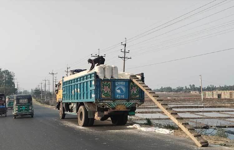 এ বিষয়ে কক্সবাজার বিসিক কর্মকর্তা মো. ইদ্রিস বলেন, গুদামজাত করা লবণ যাতে দ্রুত বিভিন্ন জায়গায় রপ্তানি করা যায়, সেজন্য আমরা কাজ করছি। আশা করি, আগামী দুই সপ্তাহের মধ্যে লবণের দাম স্বাভাবিক পর্যায়ে চলে আসবে।