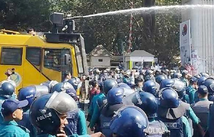 ৫০ শতাংশ মহার্ঘভাতা ও নবম পে-স্কেল বাস্তবায়নসহ ৭ দফা দাবিতে প্রধান উপদেষ্টার বাসভবন যমুনা অভিমুখে যাওয়া সরকারি কর্মচারীদের দাবি আদায় ঐক্য পরিষদের মিছিলে বাধা দেয় পুলিশ। আজ দুপুর আড়াইটায় কেন্দ্রীয় শহীদ মিনার থেকে শুরু হওয়া মিছিল শাহবাগ মোড়ে পৌঁছলে বাধা দেয় পুলিশ। ছবি: জাগো নিউজ