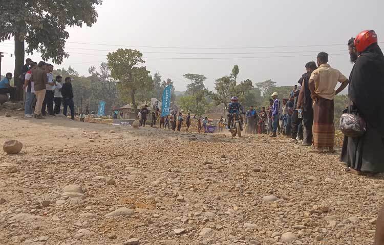 সিলেটে এই প্রথম দেড় কিলোমিটার দূরত্বের অফরোড ট্র্যাকে অংশগ্রহণ করেন দেশের বিভিন্ন অঞ্চল থেকে আগত ৭৫ জন রেসার। তাদের সঙ্গে যোগ দেন ১ হাজারের বেশি দর্শক। সবাই নিবন্ধন করে দেশের বিভিন্ন অঞ্চল থেকে এসে এই আয়োজনে অংশ নেন।