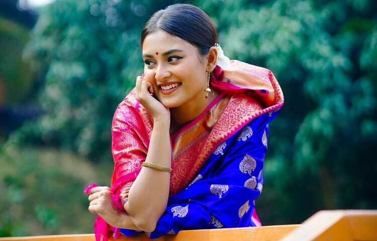 তার মায়াবী চাহনি আর মিষ্টি হাসিতে মুগ্ধ সবাই।