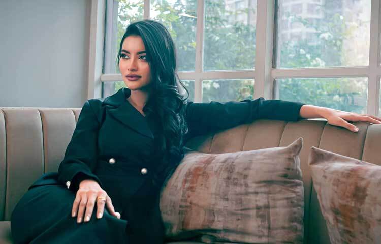 ফ্যাশনেবল পোশাক আর হালকা মেকআপে নজরকাড়া তুষি।