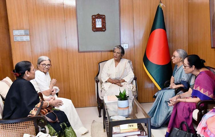 মহিলা ও শিশু বিষয়ক উপদেষ্টা শারমীন এস মুরশিদের সাথে আজ মন্ত্রণালয়ে তাঁর অফিসকক্ষে বাংলাদেশ মহিলা পরিষদের প্রতিনিধিদল সাক্ষাৎ করেন। ছবি: পিআইডি