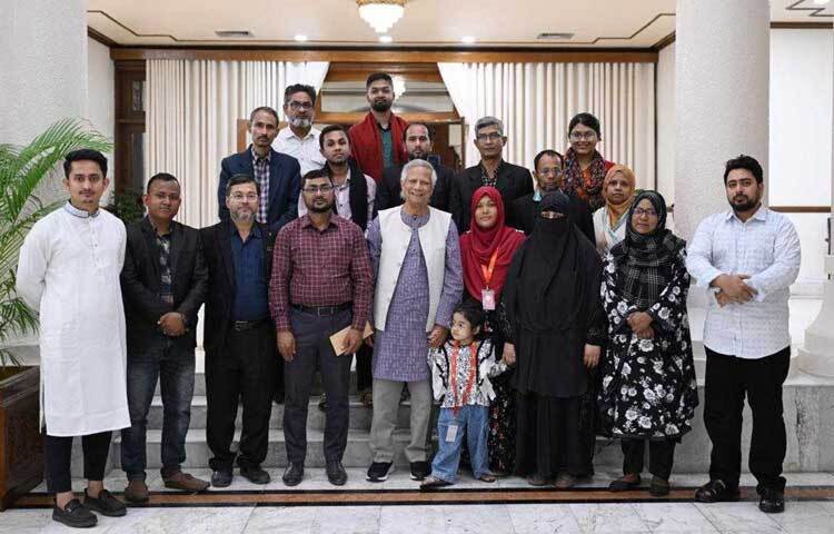 এ সময় অন্যদের মধ্যে তথ্য ও সম্প্রচার উপদেষ্টা নাহিদ ইসলাম, বৈষম্যবিরোধী ছাত্র আন্দোলনের অন্যতম সমন্বয়ক ও জাতীয় নাগরিক কমিটির মুখ্য সংগঠক সারজিস আলম উপস্থিত ছিলেন।