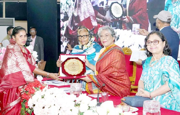 মহিলা ও শিশু বিষয়ক উপদেষ্টা শারমীন এস মুরশিদ আজ ঢাকায় বাংলাদেশ শিশু একাডেমিতে ঢাকা বিভাগের অদম্য নারীদের সংবর্ধনায় ‌‘অদম্য নারী পুরস্কার-২০২৪’র ক্রেস্ট তুলে দেন। ছবি: পিআইডি