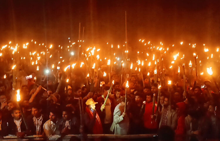 তিস্তা রেল সেতু এলাকায় মশাল প্রজ্বলনে নেতৃত্ব দেন নদী রক্ষা আন্দোলনের প্রধান সমন্বয়ক ও বিএনপির বিভাগীয় সাংগঠনিক সম্পাদক অধ্যক্ষ আসাদুল হাবিব দুলু।