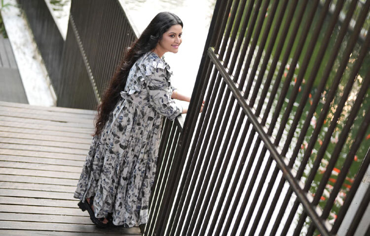 খোলা চুলে শান্ত পরীমনি।