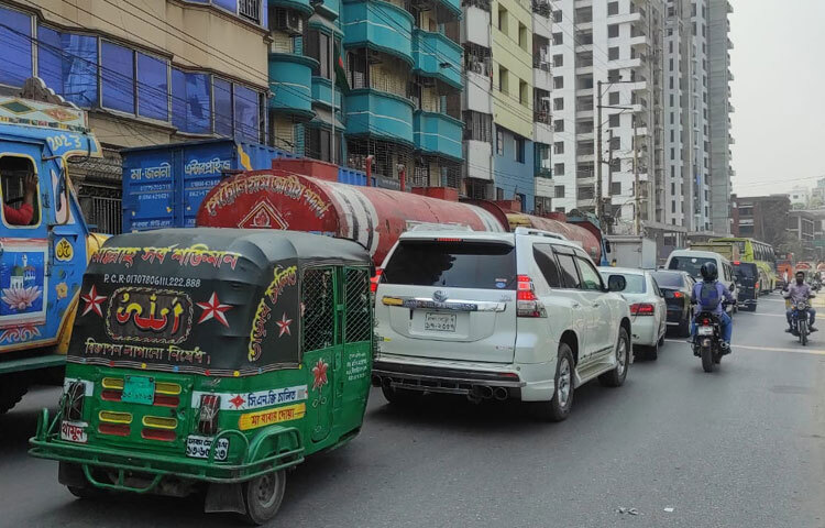 নগরীর চিরচেনা যানজট।