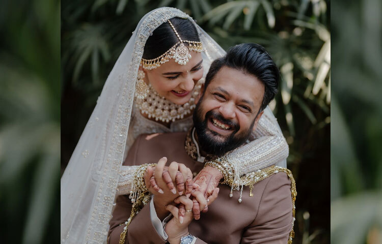 ক্যাপশনে লিখেছেন, ‘৯ এপ্রিল, ২০১২ একটি বাঁকা দাঁত এবং সুন্দর হাসিওয়ালা ছেলে আমার সাথে দেখা করতে এলো। আমি যখন একটি শুটিং হাউসের বারান্দায় দাঁড়িয়ে ছিলাম, তখন সে রাস্তা থেকে আমাকে হাত নাড়ল। আমরা মাত্র ১৫ মিনিট কথা বলেছিলাম, করমর্দন করেছিলাম, এবং সে চলে যাওয়ার সময়, আমি অনুভব করলাম আমার হৃদয়ের একটি টুকরো তার সাথে চলে গেছে। আমি তাৎক্ষণিকভাবে বুঝতে পারলাম—এটাই ছিল।