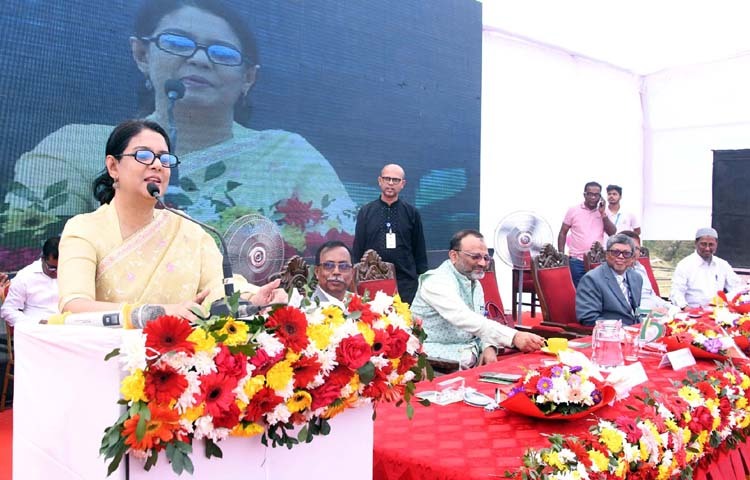 পানিসম্পদ এবং পরিবেশ, বন ও জলবায়ু পরিবর্তন উপদেষ্টা সৈয়দা রিজওয়ানা হাসান আজ ঢাকা বিশ্ববিদ্যালয়ের কেন্দ্রীয় খেলার মাঠে বিশ্ববিদ্যালয়ের ভূগোল ও পরিবেশ বিভাগের ৭৫ বছরপূর্তি অনুষ্ঠানে প্রধান অতিথির বক্তৃতা করেন। ছবি: পিআইডি