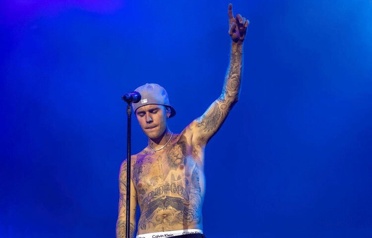 জনপ্রিয় এই শিল্পীর পুরো নাম জাস্টিন ড্রিউ বিবার।