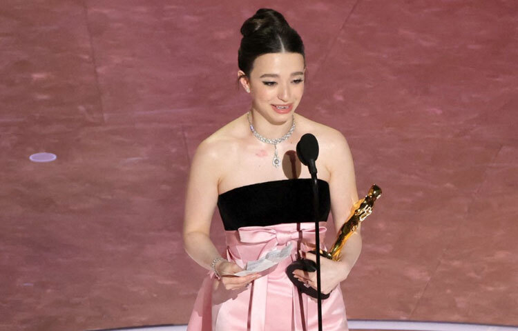 অ্যানোরা সিনেমায় অভিনয়ের জন্য সেরা অভিনেত্রীর পুরস্কার পেয়েছেন মাইকি ম্যাডিসন।