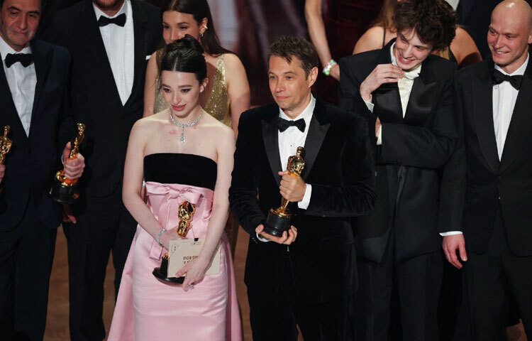 পরিচালক শন বেকারের সিনেমা ‘আনোরা’ জন্য সেরা অভিনেত্রীর পুরস্কার জিতেছেন ম্যাডিসন।