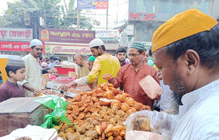 ১৬৭৬ খ্রিস্টাব্দে পুরান ঢাকার চকবাজারে মোগল সুবেদার শায়েস্তা খান নির্মাণ করেছিলেন শাহি মসজিদ।