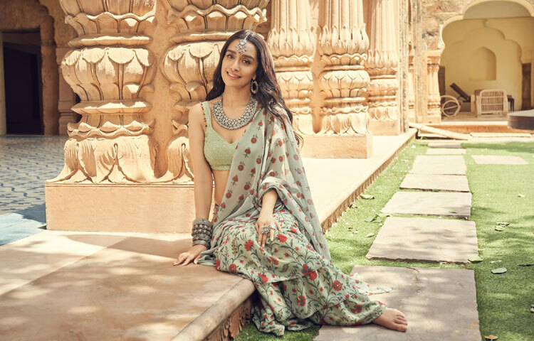 মাত্র ১৬ বছর বয়সে শ্রদ্ধাকে প্রথম চলচ্চিত্রের জন্য প্রস্তাব দেওয়া হয়েছিল। স্কুলে অভিনয় দেখে সালমান খান শ্রদ্ধাকে একটি সিনেমার জন্য প্রস্তাব দিয়েছিলেন। তবে পড়াশোনার জন্য তিনি সেই প্রস্তাব প্রত্যাখ্যান করেন।