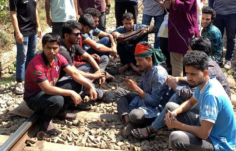 এতে রাজশাহীর সঙ্গে সারা দেশের রেল যোগাযোগ বন্ধ রয়েছে।