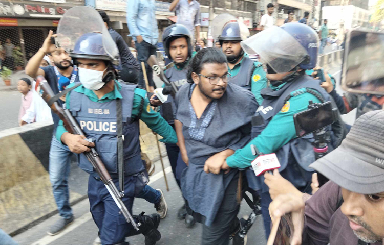 কিছুক্ষণ পর পরিস্থিতি নিয়ন্ত্রণে আনে আইনশৃঙ্খলা রক্ষাকারী বাহিনীর সদস্যরা। ঘটনাস্থল থেকে আটক করা হয়েছে ২ জনকে। ছবি: জাগো নিউজ