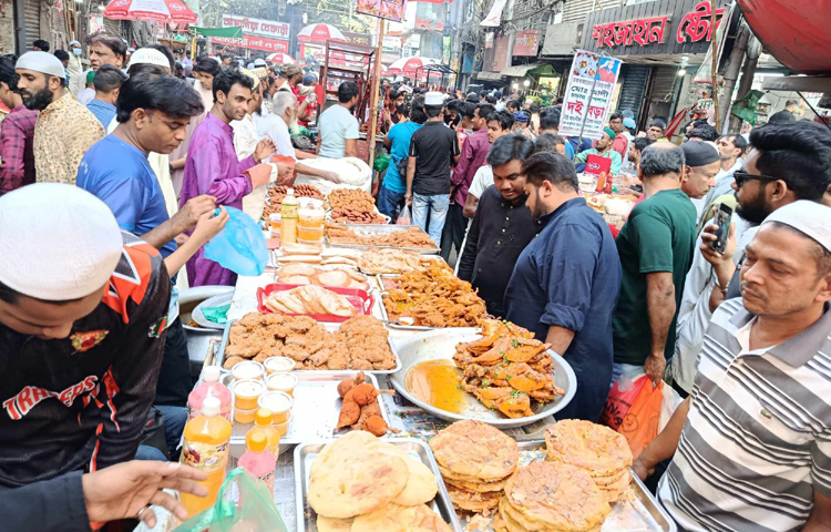 চলছে পবিত্র রমজান মাস। রোজাদারের জন্য ইফতারে বাহারি খাবার যেন চিরায়ত ঐতিহ্য। কিন্তু দামে-মানে মিল না থাকায় চকবাজারের ইফতারি যেন জৌলুশ হারাচ্ছে। ছবি: জাগো নিউজ
