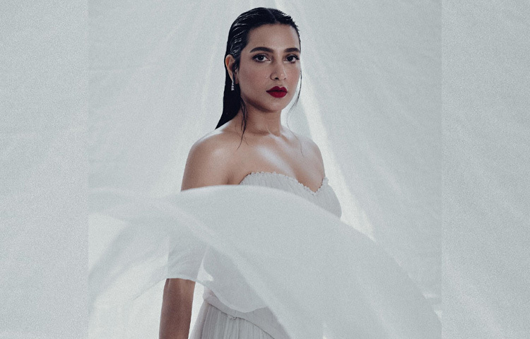 গাউনে ড্রেপড সুইটহার্ট নেকলাইনে বেশ স্টাইলিশ লাগছে তাকে।