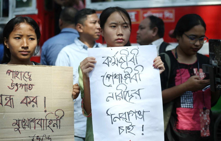 প্ল্যাকার্ডে লেখা ছিল নানা প্রতিবাদী কথা।