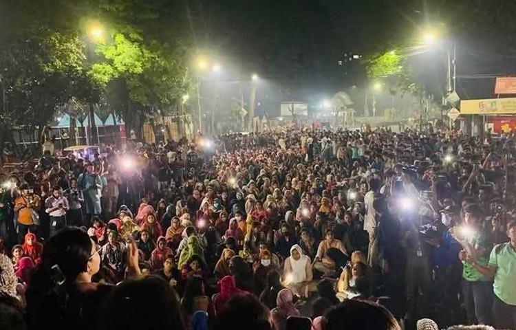 শিক্ষার্থীরা দুই ঘণ্টার বেশি সময় বিক্ষোভ সমাবেশ করে রাজু ভাস্কর্য ছেড়ে আবাসিক হলে ফিরে যান।