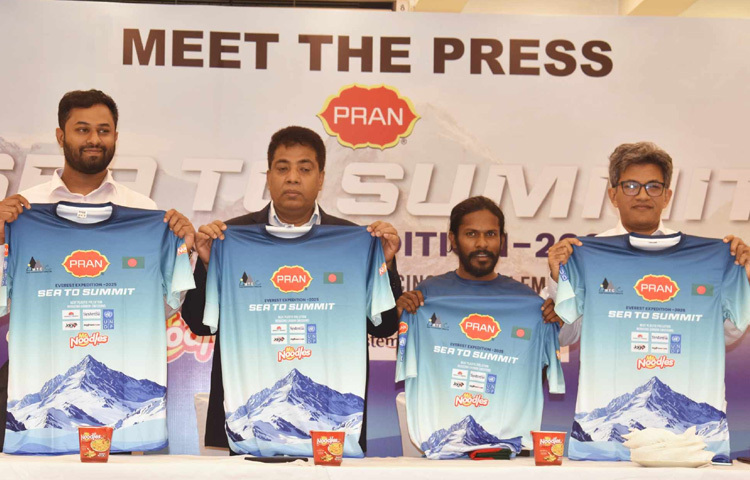 যাত্রাপথে বাংলাদেশ, ভারত এবং নেপালের প্রায় এক হাজার ৩০০ কিলোমিটার দীর্ঘ ও দুর্গম পথ পাড়ি দিয়ে এভারেস্টের ২৯ হাজার ৩১ ফুট উঁচু শিখরে আরোহণ করবেন।