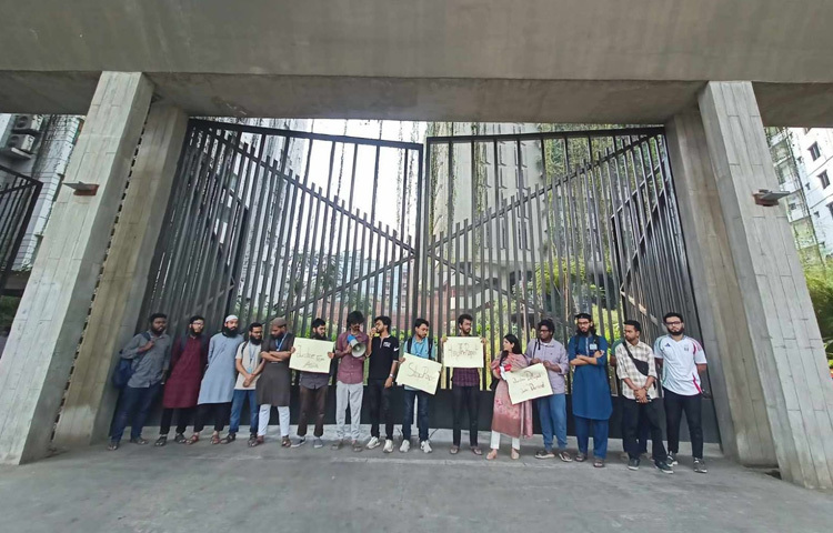 ৯ মার্চ দুপুরে বিশ্ববিদ্যালয়ের সামনে বিক্ষোভ করেন তারা।