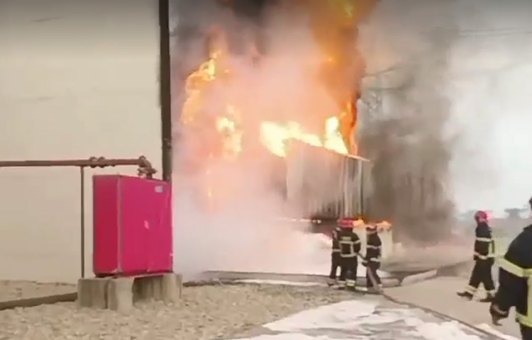 পরে আগুনের তীব্রতা বেশি থাকায় আশপাশের স্টেশন থেকে আরও ৪টি ইউনিট ঘটনাস্থলে পৌঁছে আগুন নিয়ন্ত্রণে যোগ দেন। আগুন যেন ছড়াতে না পারে সেজন্য সব ধরনের প্রস্তুতি নেওয়া হয়েছে। আগুন লাগার কারণ এখনও নিশ্চিত হওয়া যায়নি।