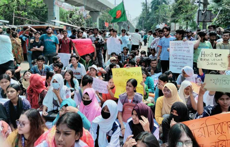 দুপুর সাড়ে ১২টার দিকে সেখানে প্রায় ২০০ শিক্ষার্থীকে জড়ো হয়ে বিক্ষোভ করতে দেখা গেছে। সন্ধ্যা পর্যন্ত তারা সেখানে অবস্থান করবেন বলে জানিয়েছেন।